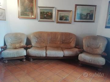Divano e poltrone di pelle beige