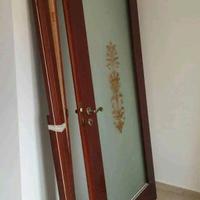 Porta interna con vetro satinato decorato a mano