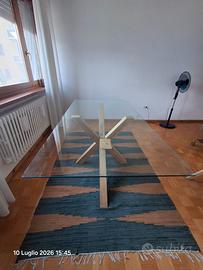 Tavolo con piano in vetro gambe in rovere