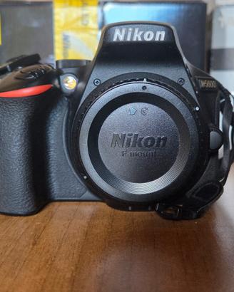 Nikon D5600 Solo Corpo + Batteria aggiuntiva 