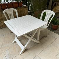 Tavolo e quattro sedie  da giardino