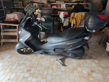 Suzuki Burgman 200 ABS con bauletto GIVI nero