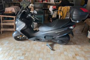 Suzuki Burgman 200 ABS con bauletto GIVI nero