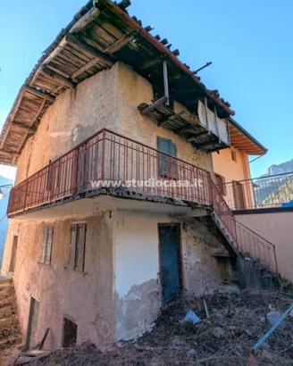 Casa indipendente di 120 m² con più di 5 locali a 