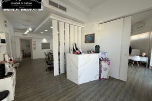 LOCALE COMMERCIALE ANGOLARE con 3 VETRINE - OSTUN