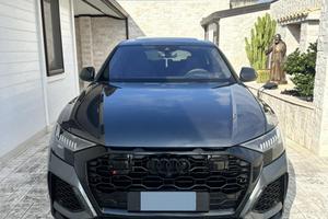 AUDI RSQ8 DA VETRINA