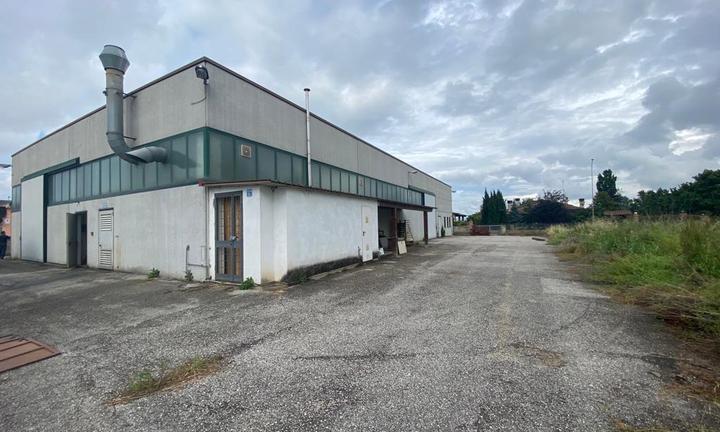 ADRIA: Capannone con terreno