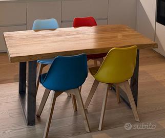 Tavolo in legno massello con 4 sedie colorate