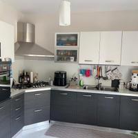 Cucina completa moderna con elettrodomestici