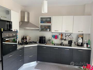 Cucina completa moderna con elettrodomestici