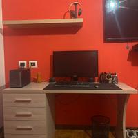 Scrivania con cassettiera