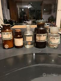 Bottiglie vintage per prodotti da laboratorio