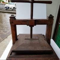 Vecchia pressa in legno per legatoria.