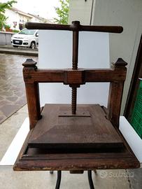 Vecchia pressa in legno per legatoria.