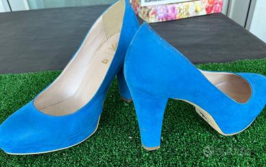 Scarpa in camoscio turchese con tacco e platò