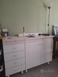 Credenza bianca o Madia, con vetrina