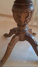 Tavolo in legno di noce intagliata