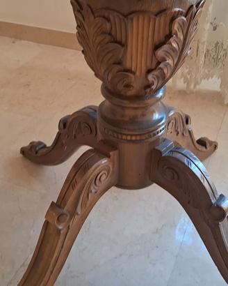 Tavolo in legno di noce intagliata