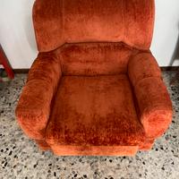 poltrona vintage con dettaglio cinura