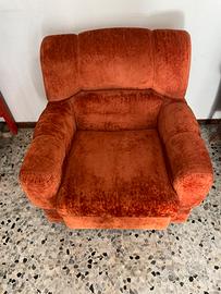 poltrona vintage con dettaglio cinura