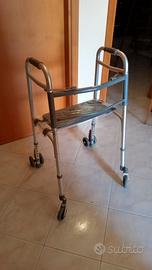Deambulatore con sedile