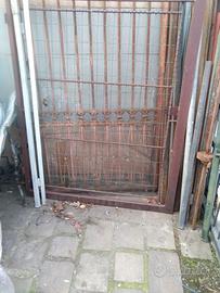 cancello  in ferro  con rete e 2 piantane