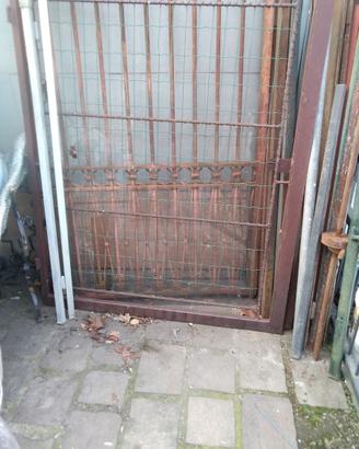 cancello  in ferro  con rete e 2 piantane
