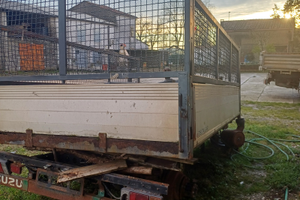 Cassone ribaltabile trilaterale