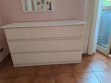 cassettiera bianca laccata e specchio