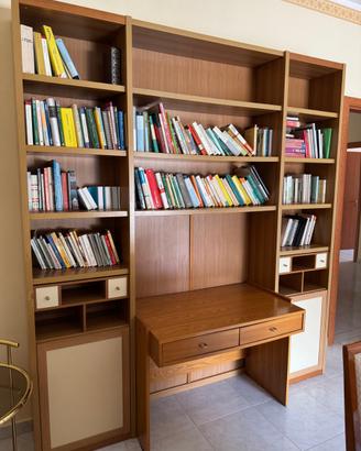 Parete attrezzata con libreria e scrittoio