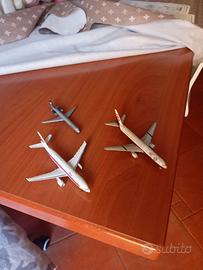 Set composto da 3 modellini aereo in metallo
