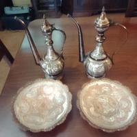 Set decorativo vintage, 2 brocche e 2 piatti