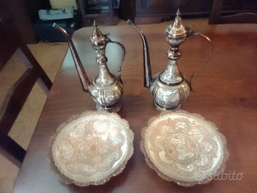 Set decorativo vintage, 2 brocche e 2 piatti