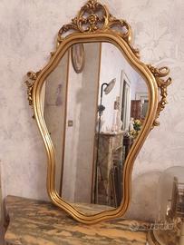 SPECCHIO CON CORNICE DORATA