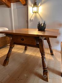 Tavolo con cassettone in abete legno massello