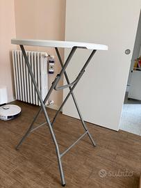 tavolo pieghevole e due sedie.