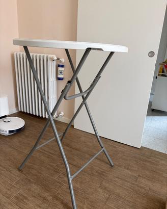 tavolo pieghevole e due sedie.