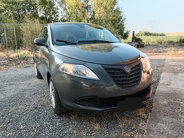 lancia y 