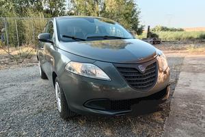 lancia y 