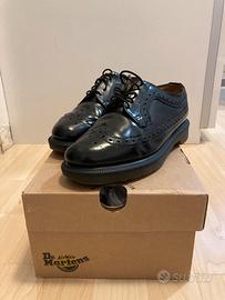 Dr. Martens nere modello brogue in pelle