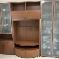 Parete attrezzata in legno con vetrine e mensole