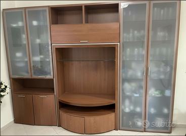 Parete attrezzata in legno con vetrine e mensole