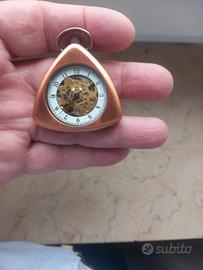 particolare orologio da tasca triangolare VIP