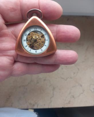 particolare orologio da tasca triangolare VIP