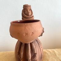 Statuetta decorativa di donna in terracotta