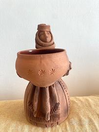 Statuetta decorativa di donna in terracotta