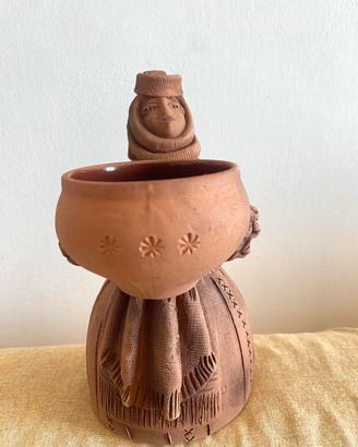 Statuetta decorativa di donna in terracotta