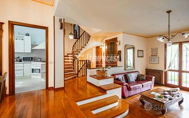 Villetta a schiera con taverna, giardino e garage