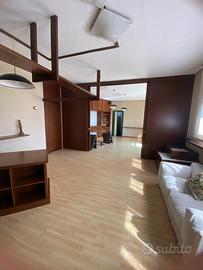 Ampia stanza uso ufficio