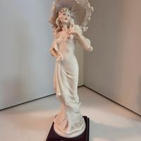 Statua Donna con ombrello